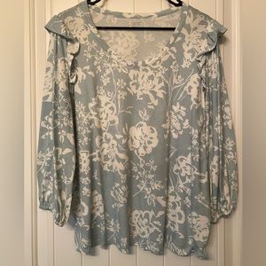 🌸 LOFT long sleeved pullover with ruffles on shoulders. EUC.